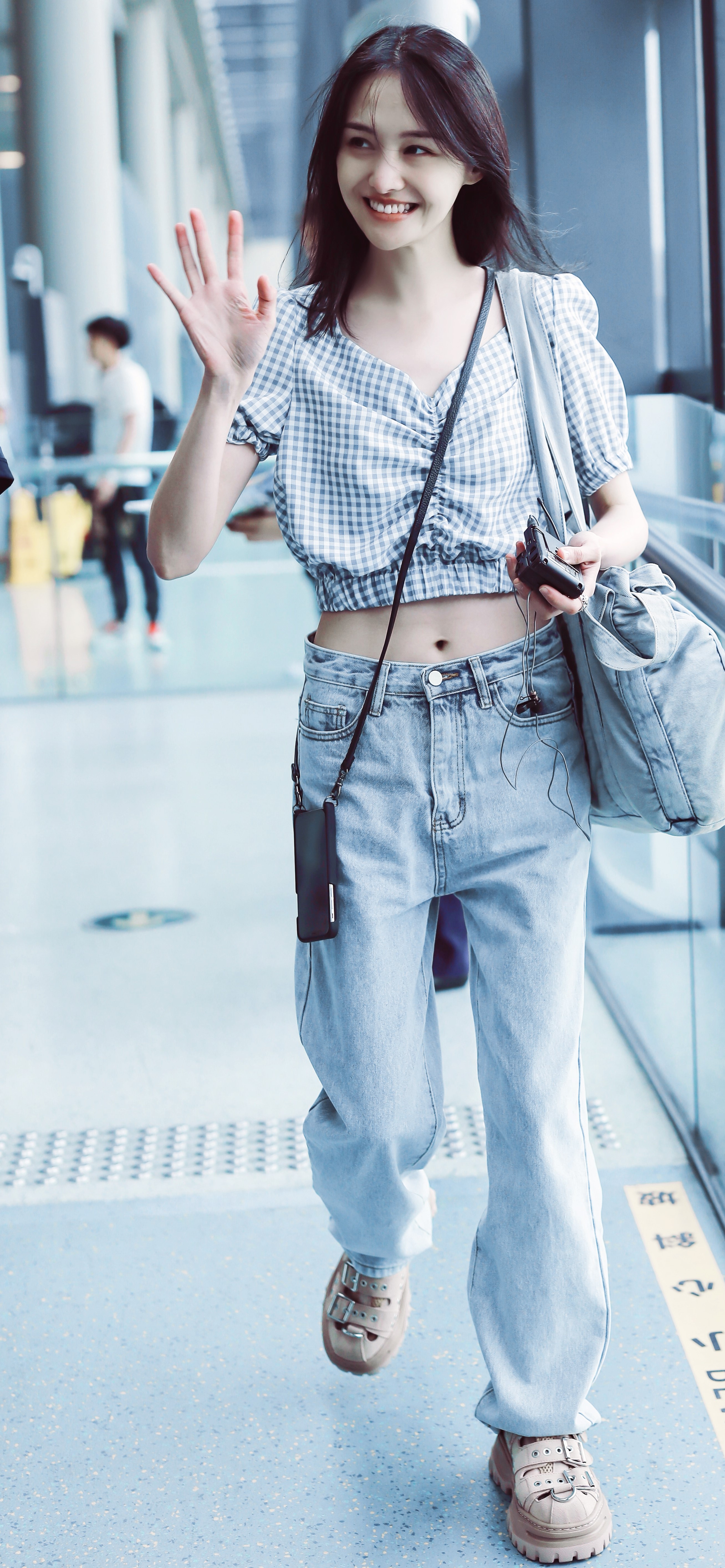 同样露脐为何有人穿成膀爷，有人穿出明星范？杨幂郑爽为你做示范