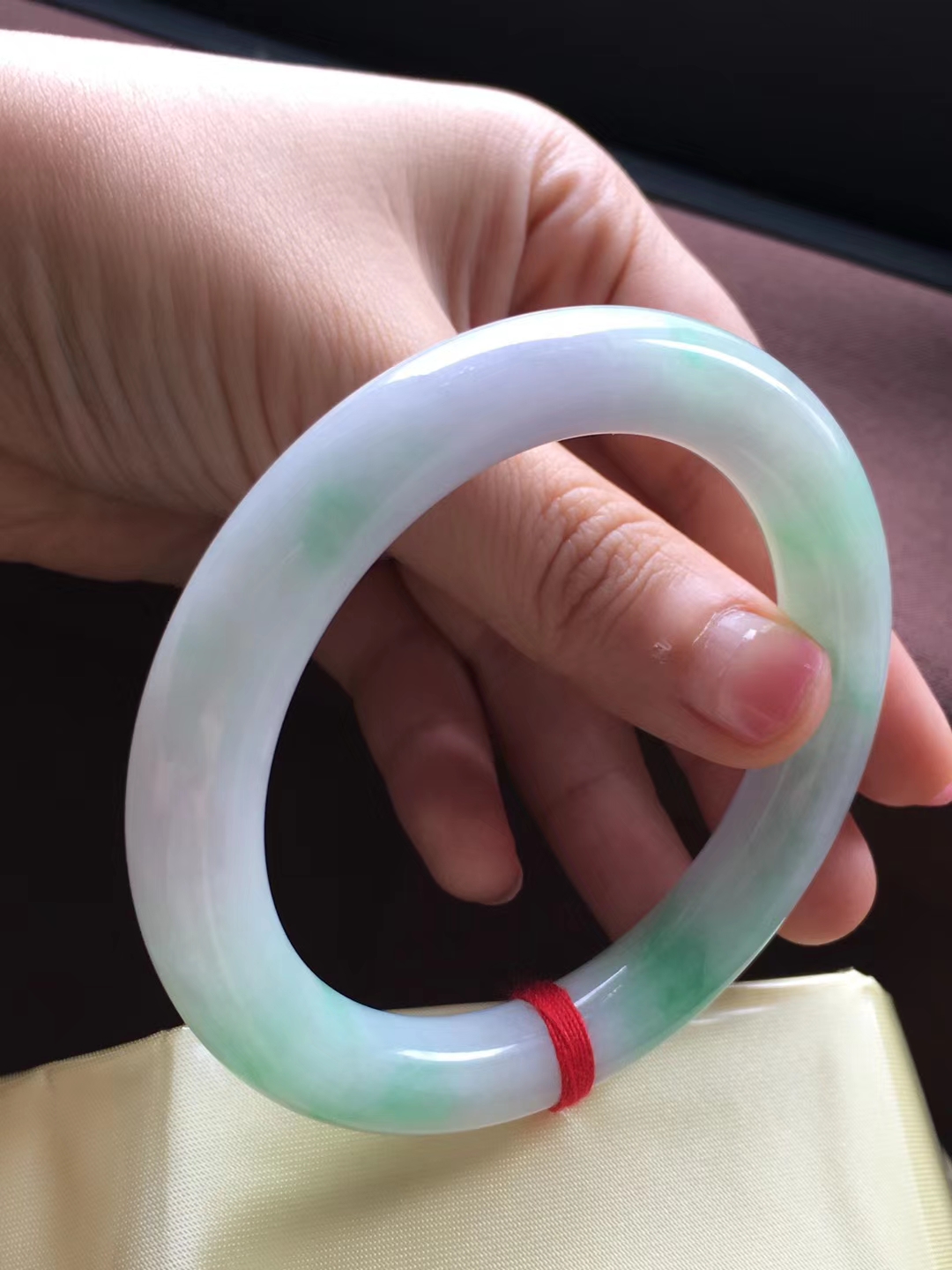 黄金手镯和翡翠手镯哪个保值,国际大牌翡翠手镯图片