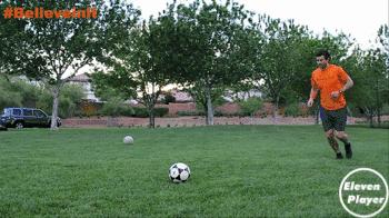 足球基本知识和球性,足球基本功训练拉球绕过另一条腿