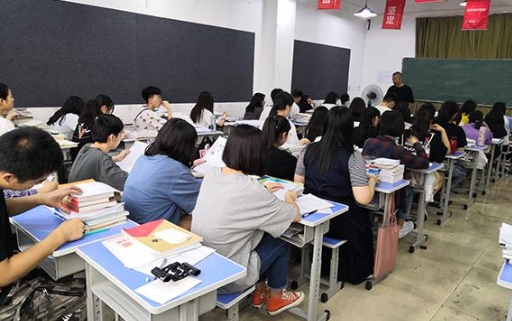 高中一定要上辅导班才能学好吗,高中生报辅导班好还是自学好