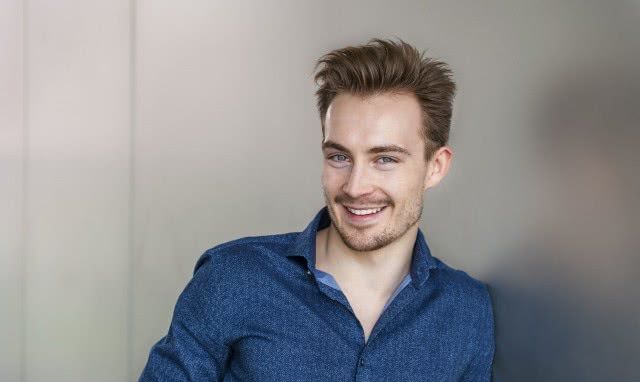 圆脸侧背头发型,细软塌发质圆脸适合什么背头