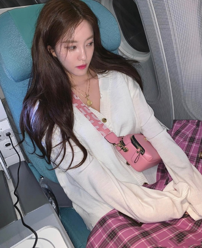 朴孝敏极简穿搭质感十足,朴孝敏时尚迷人