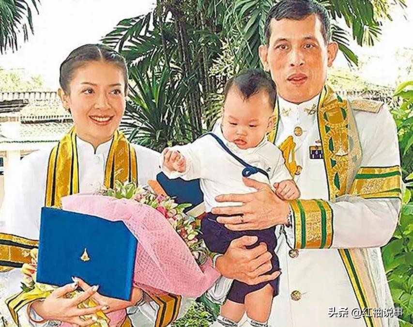 西拉米产后出院排场大,泰王亲自推轮椅,群臣跪拜提帮功母子