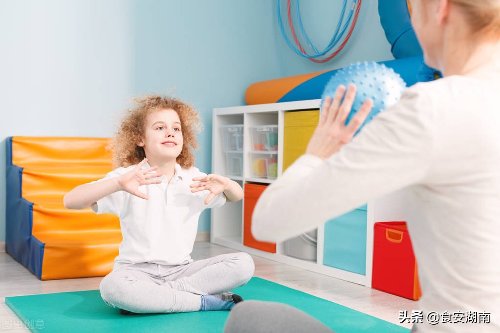 听觉统合训练对孤独症儿童的康复治疗如何开展?看大咖介绍明白了