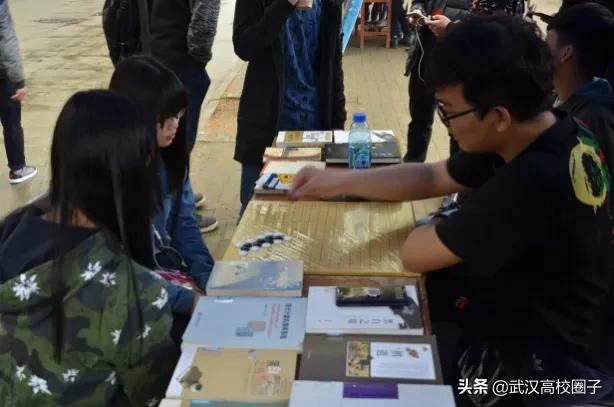 全武汉只有这所大学校门上跑火车，以前嫌弃现在却又舍不得