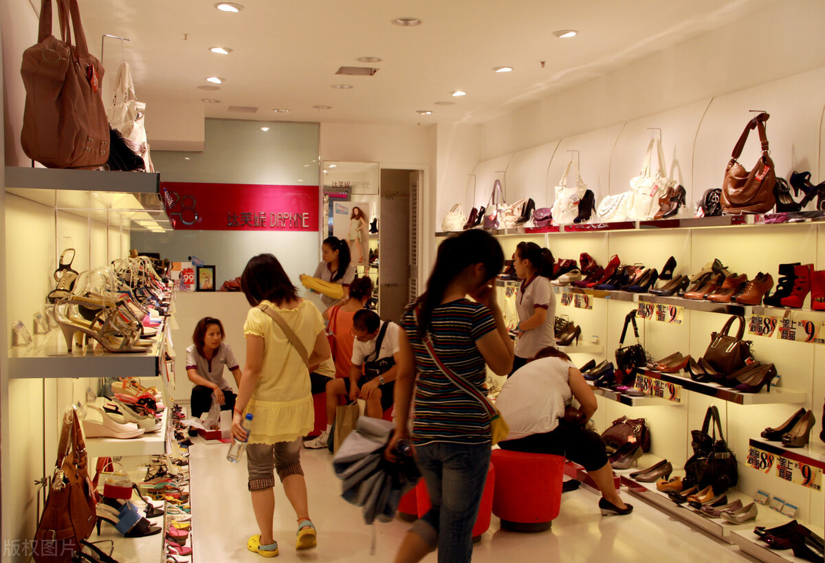 一女孩开服装店一年赚百万,女人开服装店的利润