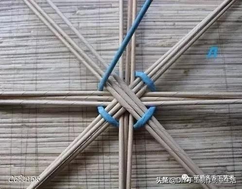 旧报纸变废为宝手工编织收纳筐,旧报纸制作简易的收纳筐