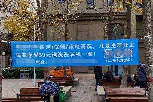 热水器长年没清洗，脏水哗哗流不停，看看洗澡水有多脏