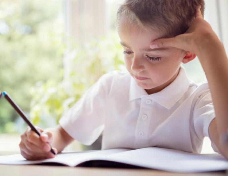 孩子脾气倔强家长应该怎么做,孩子脾气很倔怎么开导他