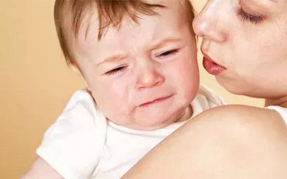 宝宝吐奶和溢奶怎么回事,婴儿吐奶和溢奶该怎样解决