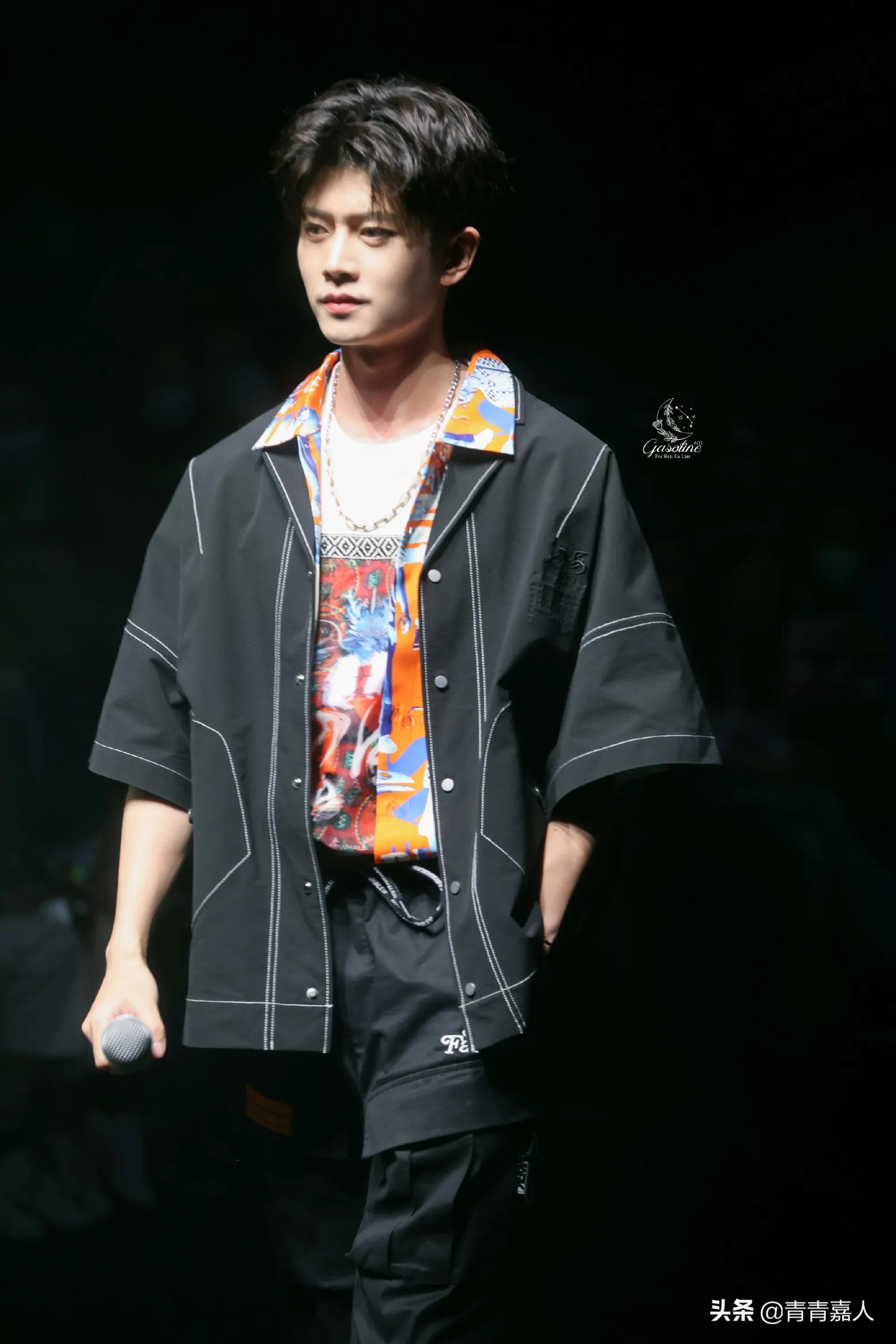 任嘉伦直播穿的同款卫衣,任嘉伦惊艳时装