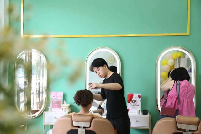 跨行而来,一年连开2家养发馆,她在百莲凯收获美丽财富人生