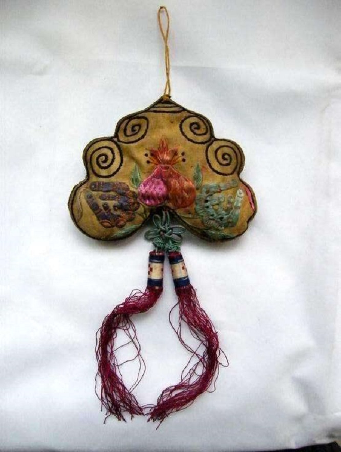 一尺方绢绣尽女子才思，千年女红——荷包