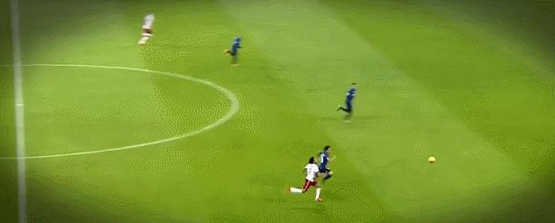 足球搞笑过人动图,足球十大最搞笑瞬间图