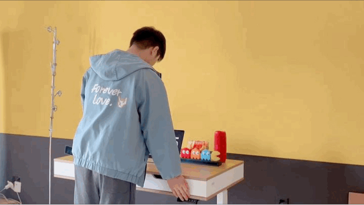 何同学升降桌视频,何同学评测升降桌