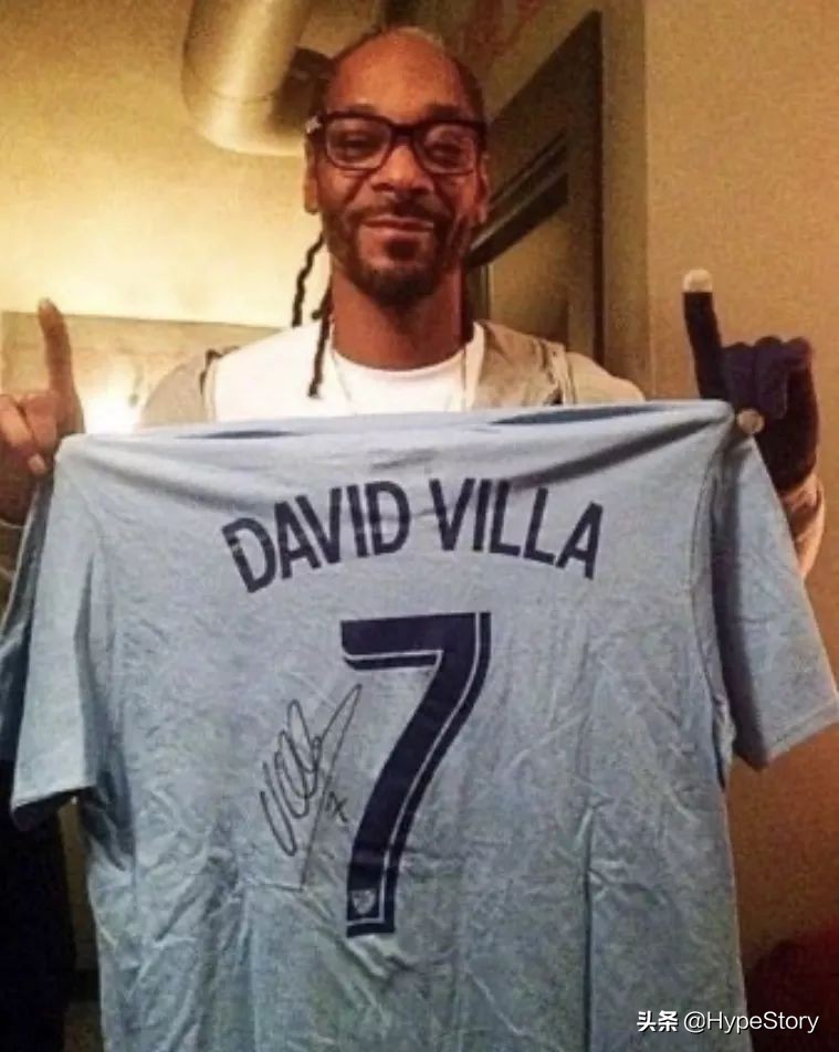 他是西海岸教父级的说唱歌手，也是足球圈最拽的球衣狂魔