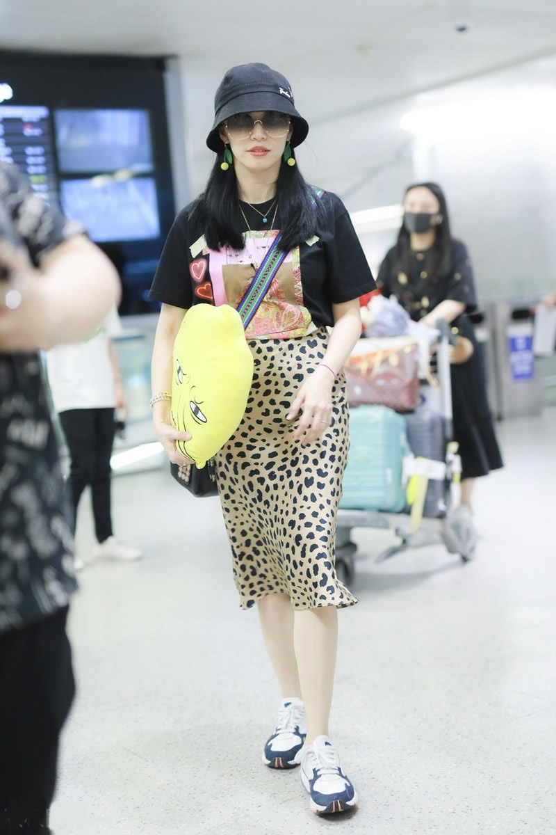 姚晨针织短袖搭破洞牛仔裤,姚晨白衬衫搭黑色高腰阔腿裤