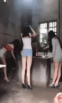 妹妹因为压力大哭了很久怎么安慰,妹妹受伤疼痛难忍姐姐心疼