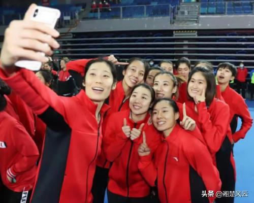 小细节看朱婷，球品人品真是好，排坛地位真的高，主任邀她站C位