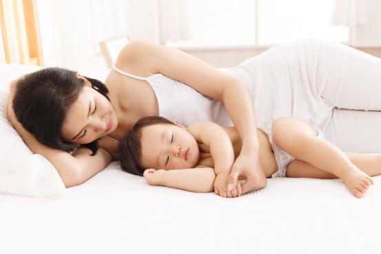 宝宝不睡也不哭需要哄吗,宝宝不睡非要哄睡吗