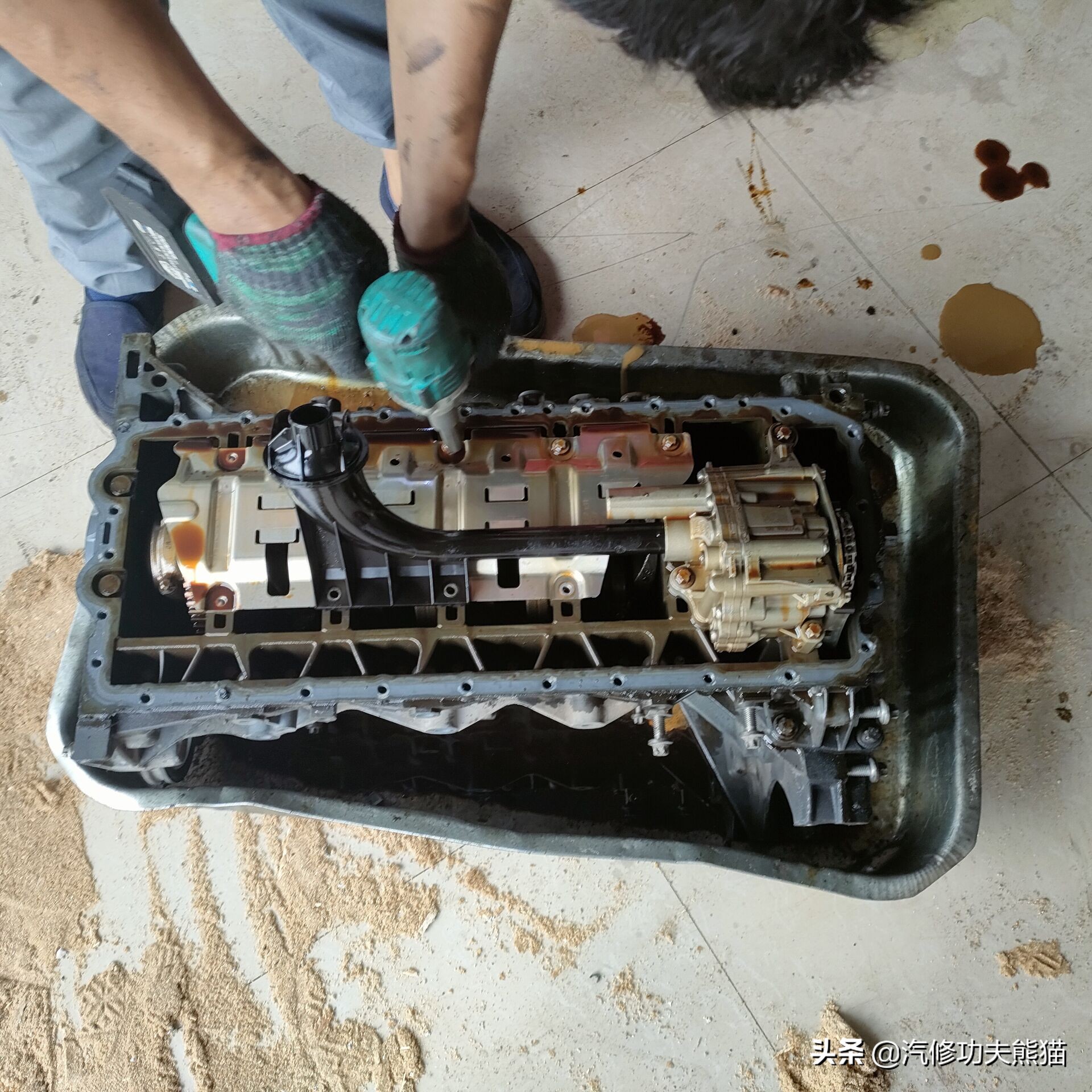 宝马e90325i2007款,宝马e90漏机油通病