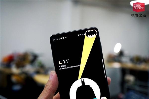 隐藏屏幕挖孔的方法,怎么让挖孔屏更漂亮