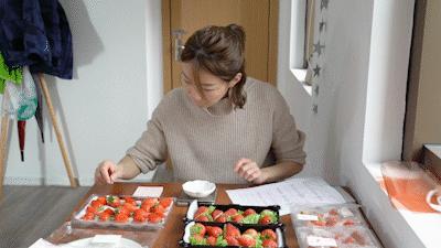 一下子吃了30颗草莓,吃了半斤草莓