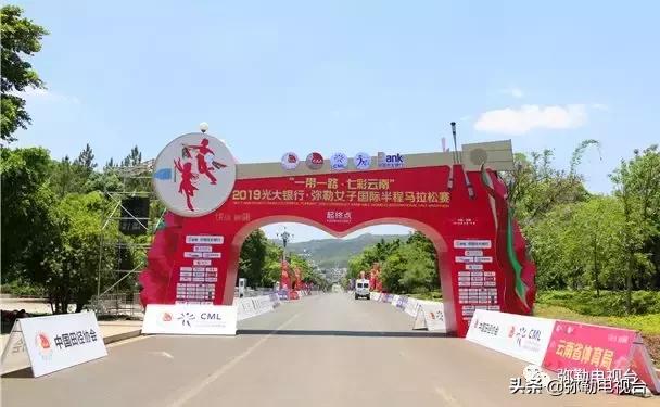 弥勒马拉松直升机撒玫瑰,弥勒马拉松用直升机撒玫瑰花