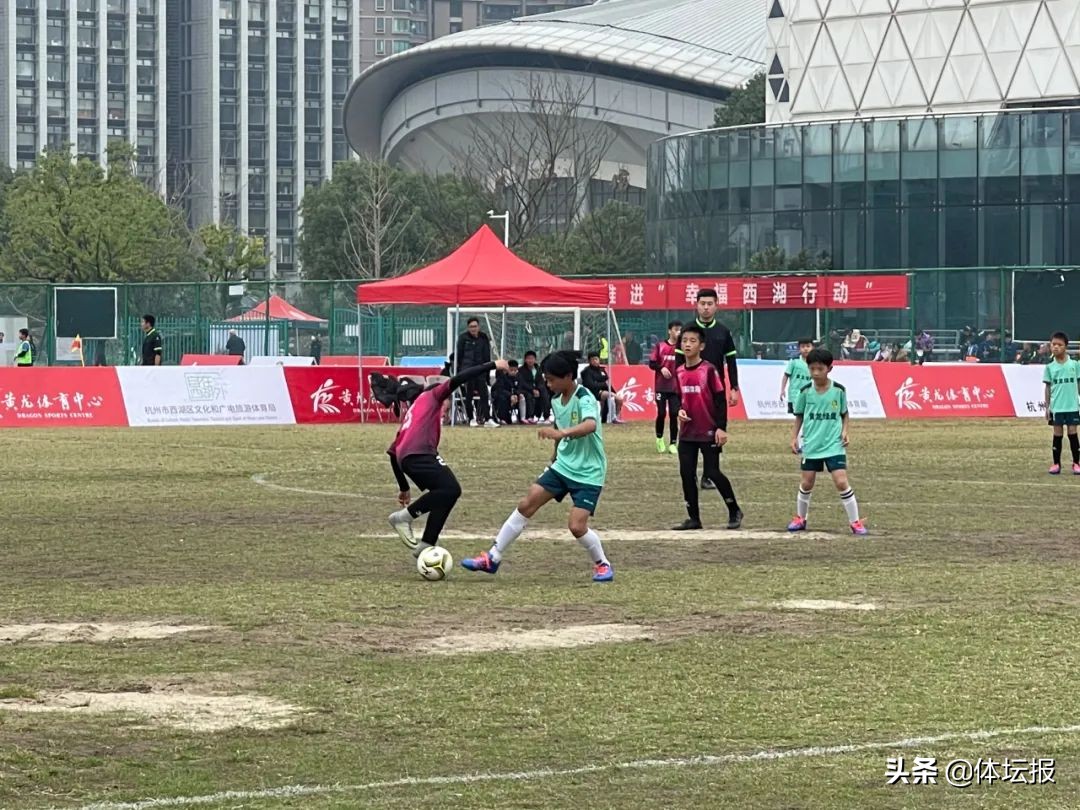 足球小将绿茵场激情飞扬,足球赛场展英姿视频