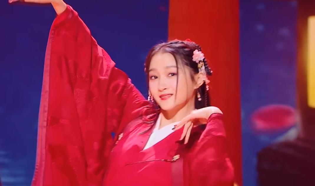 很奇怪没灵魂？“格格”跳舞秀大长腿被批既破坏美感又毫无风情