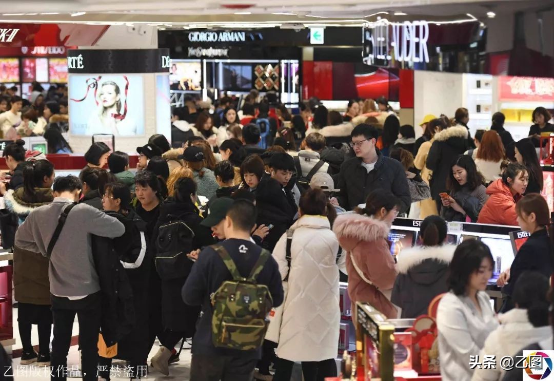 韩国免税店抢购中国游客排队,韩国免税店被中国代购包场