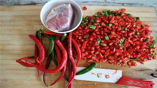 如何缓解切辣椒手辣的问题,如何缓解切辣椒造成的手辣