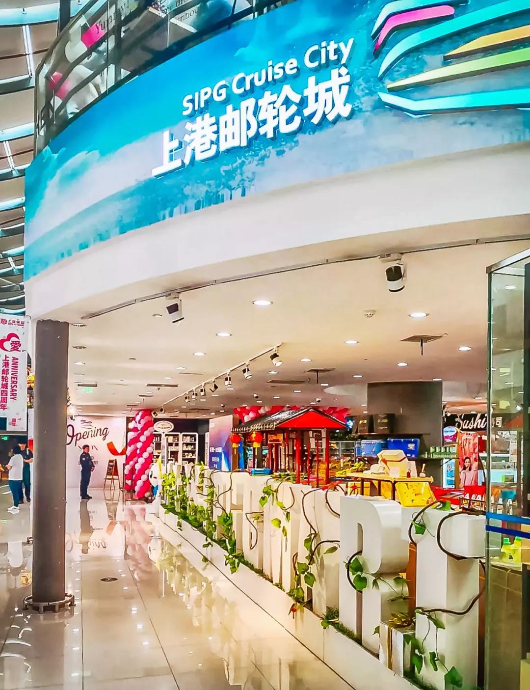 过年去超市囤货,过年没来得及买年货