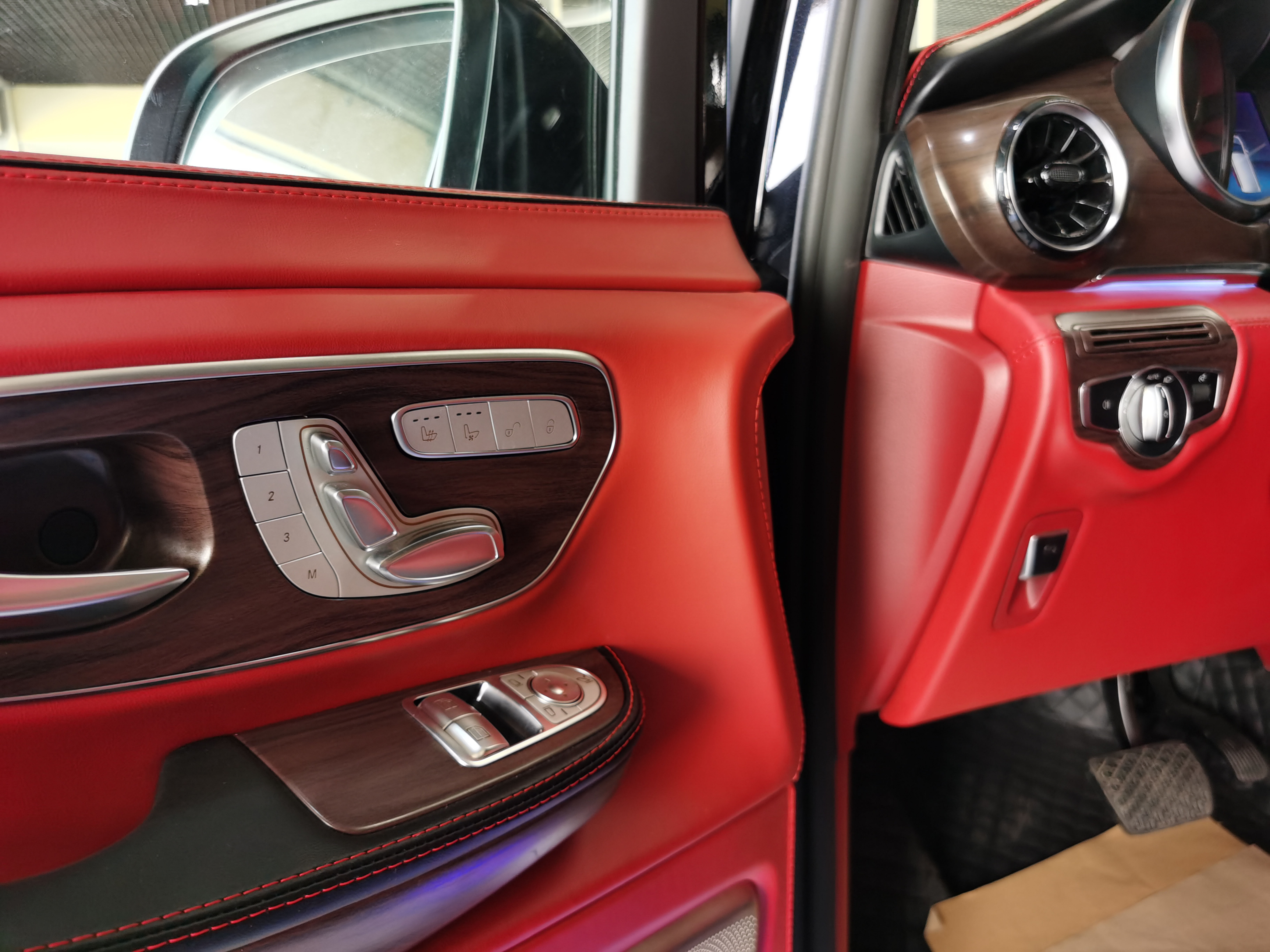 从简约到惊艳，奔驰V级商务车巅峰对决，同样的价格你会选谁？