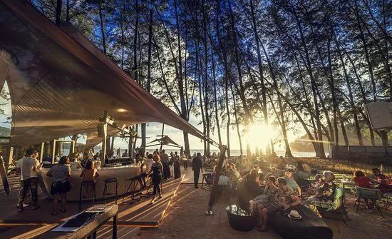 卡马拉海滩周边的度假村,卡马拉海湾全景