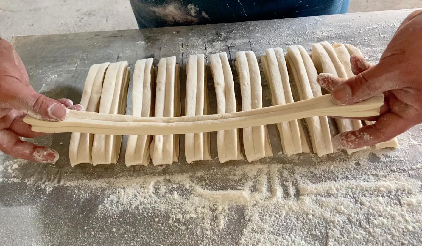 怎么能把油条炸出又软又酥,天气热怎么才能把油条做好