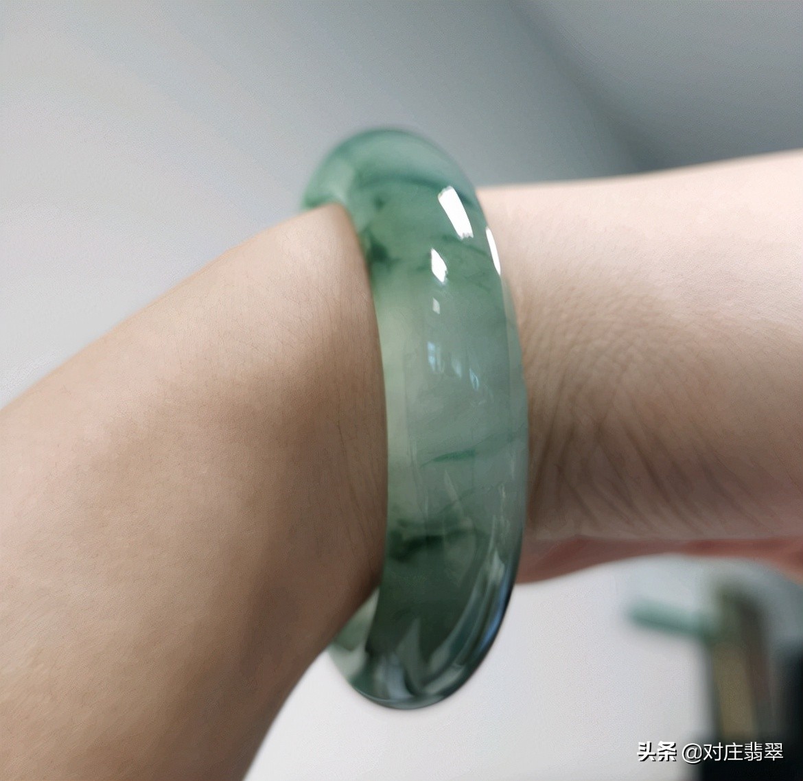 天空蓝板料定制翡翠手镯,翡翠原石定制手镯怎么选择款式