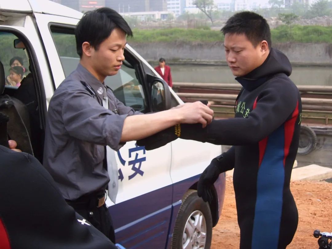 绳语连心：生死拍档水底寻尸