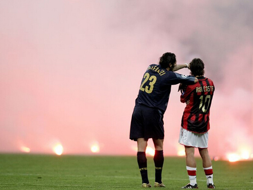 绿茵场上最美的背影,绿茵场上让人落泪的瞬间