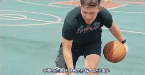 突破运球的正确手型和姿势,降低重心运球正确姿势
