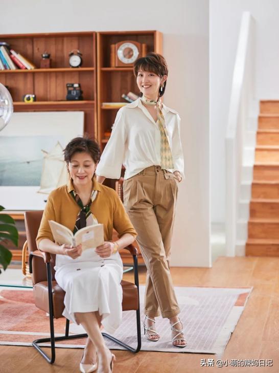 35岁女人穿搭今年流行的修身裤子,外翻直筒阔腿裤穿搭50岁女人