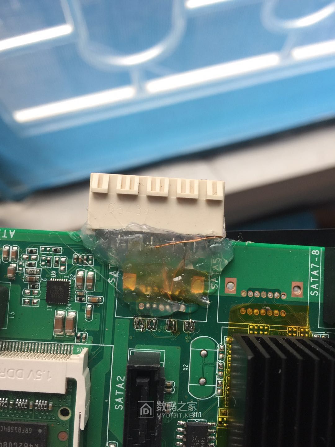 矿机“蜗牛星际”改造飞线增加PCI-E接口，配有线网卡和无线网卡