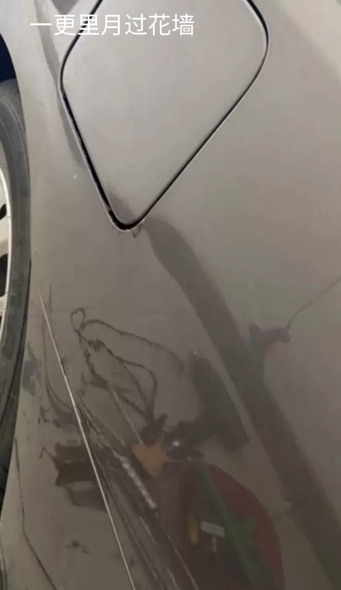 新车后翼子板被撞变形换还是修,汽车后备箱盖撞了怎么办