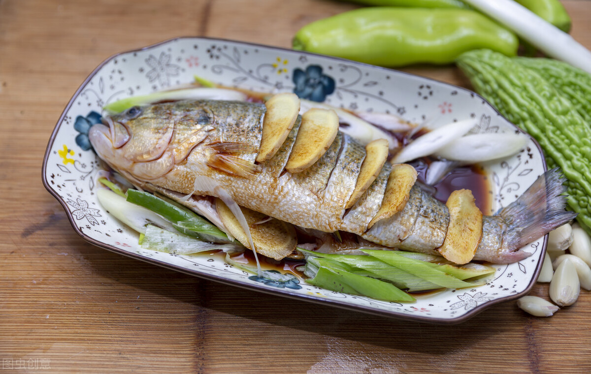 清蒸鱼要放什么调料才好吃,清蒸鱼适合放哪些调料