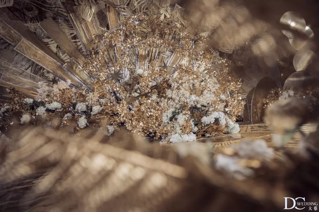 香槟金宫廷婚礼布置现场,香槟色中式婚礼震撼现场
