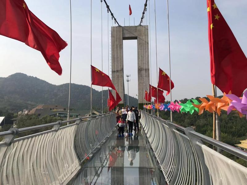 记者体验双层钢化玻璃,网红玻璃桥第二次走玻璃栈桥