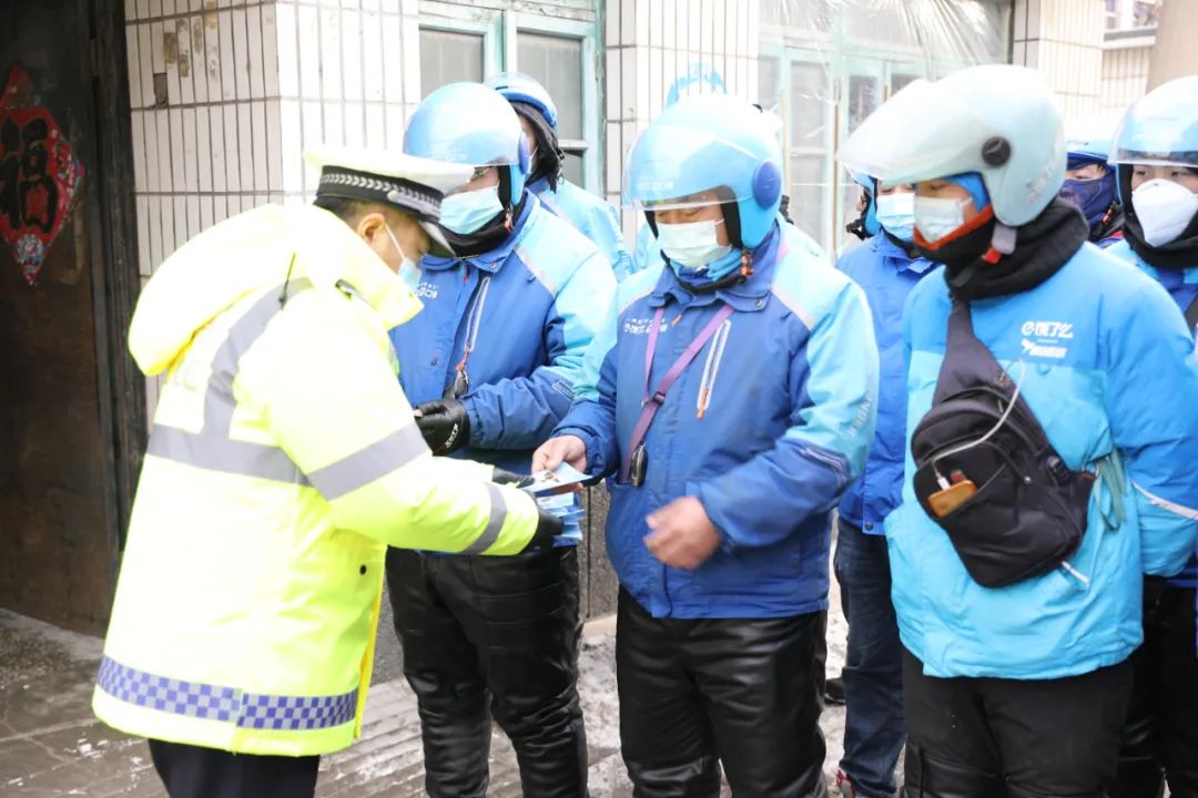 交警四个阵地冬季交通安全宣传,营口市交警抗风雪保道路安全畅通