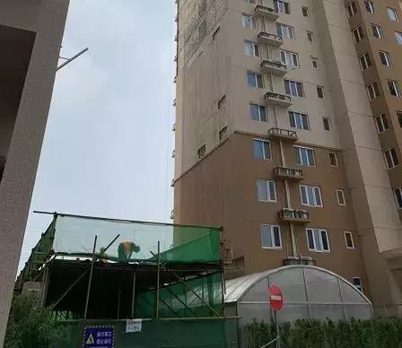 小区墙皮脱落怎么处理,墙皮掉沙子如何要求赔偿