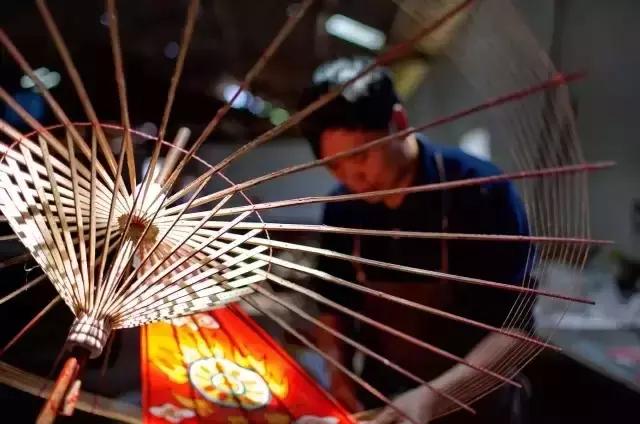 美丽的油纸伞江南水乡独特的风韵,撑一把油纸伞感受一种朦胧的美