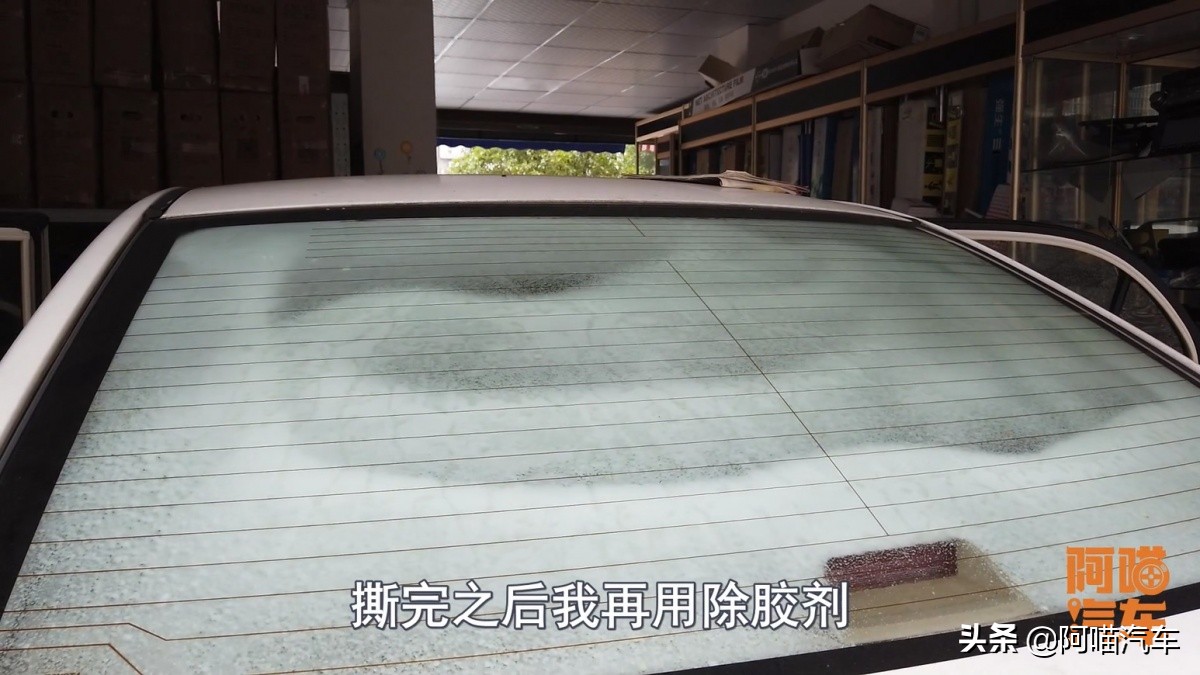 你知道买车送的贴膜有多坑吗？膜坏了只得换挡风玻璃，白送都别要